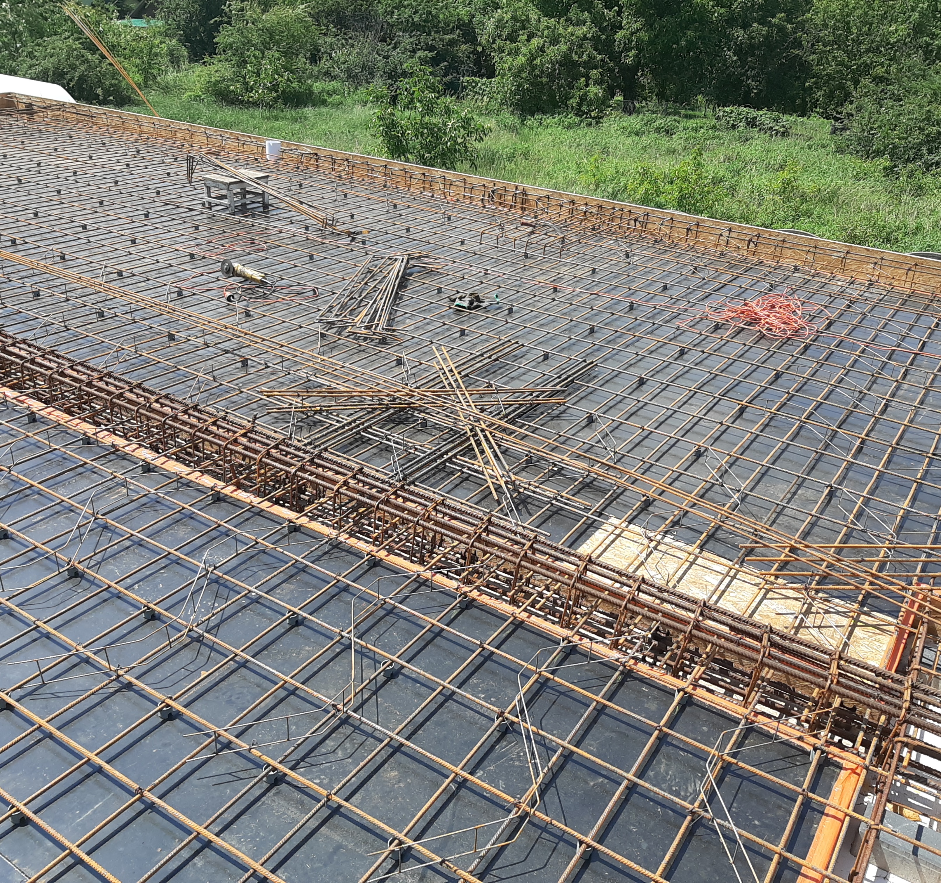 Zbrojenie stropu żelbetowego przed betonowaniem
